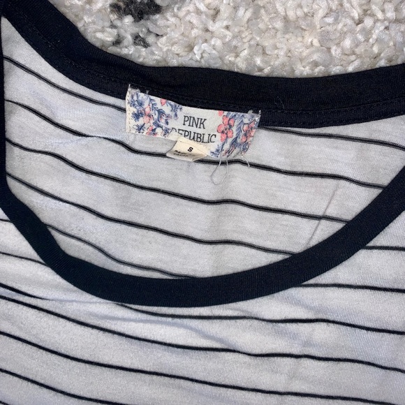 Cut out shoulder short sleeve top - Picture 2 of 4